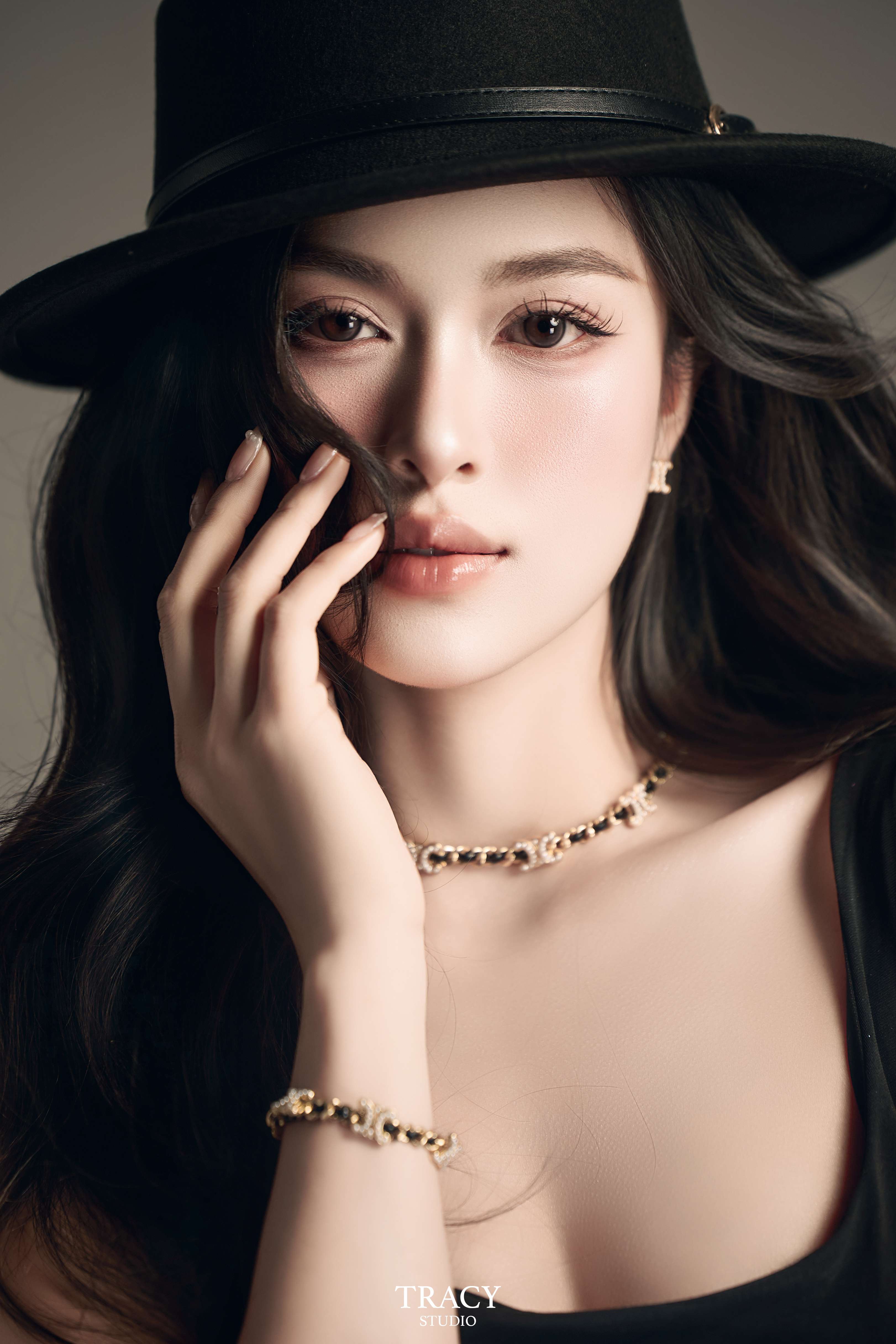 frontend/img/gallery/concept-cool-ngau-slay/tracy-studio-chup-concept-celine-slay (1).jpg